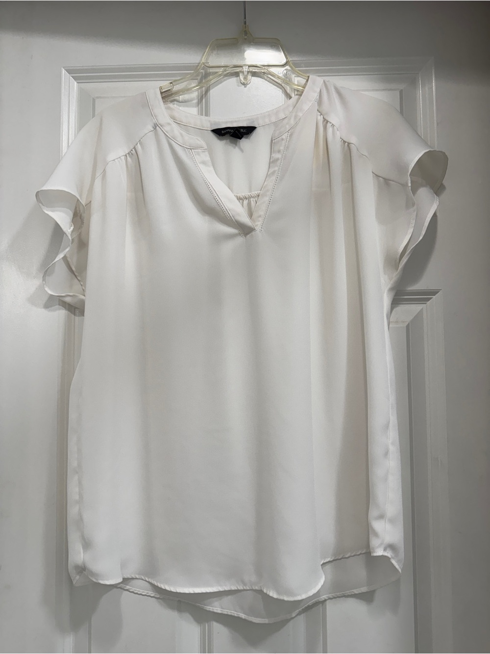 Banana Republic White Flutter Sleeve Top; size S; minimalist classy feminine